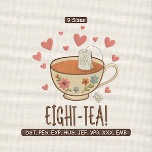 Könnte beinhalten: Gesticktes Design mit einer Teetasse, gefüllt mit Tee und einem Teebeutel. Die Tasse ist mit Blumen verziert und von rosa Herzen umgeben. Der Text "EIGHT-TEA!" steht darunter. Erhältlich in 9 Größen.
