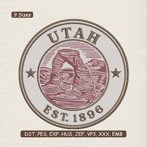 Pode incluir: Patch bordado com a palavra "UTAH" na parte superior e "EST. 1896" na inferior. O design apresenta um arco e duas estrelas, em tons de castanho e bordô. O patch é circular.
