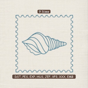 Pode incluir: Um desenho de concha azul, bordado com uma textura semelhante a uma corda, está centrado em um tecido creme. O desenho é emoldurado por uma borda ondulada. O texto na parte superior diz "9 Tamanhos", e na parte inferior, "DST, PES, EXP, HUS, JEF, VP3, XXX, EMB".
