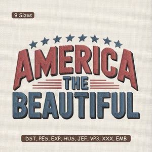 Könnte beinhalten: Gesticktes Design mit dem Text "AMERICA THE BEAUTIFUL" in Rot und Blau, mit blauen Sternen darüber. Das Design befindet sich auf einem strukturierten, cremefarbenen Hintergrund. Enthält den Text "9 Sizes".
