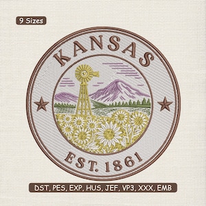 Könnte beinhalten: Gestickter Aufnäher mit dem Wort "KANSAS" in Braun, einer Windmühle, Bergen und Sonnenblumen in einem kreisförmigen Rahmen. Der Text "EST. 1861" steht darunter. Zwei braune Sterne flankieren das Bild. Erhältlich in 9 Größen.