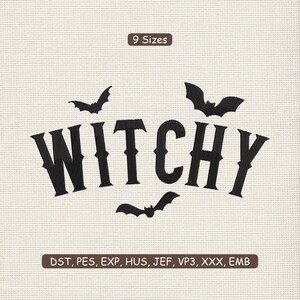 Może przedstawiać: Czarny tekst "Witchy" z trzema sylwetkami nietoperzy na kremowym tle. Obraz zawiera również tekst "9 Rozmiarów" i formaty plików: DST, PES, EXP, HUS, JEF, VP3, XXX, EMB. Motyw Halloween.