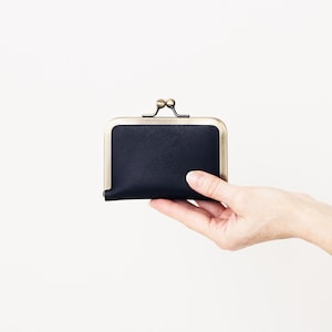 Cartera pequeña para tarjetas de crédito con cierre de beso, tarjetero de cuero con aspecto vintage y funda para documento de identidad, regalo de estilo retro para ella, accesorio nostálgico de los años 50