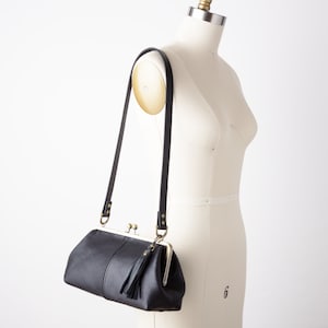 Small Leather Kiss Lock Shoulder Bag with Crossbody Strap Option, Petite Vintage Inspired Top Closure Handbag, Classic Kiss Closure Purse