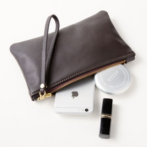 Cartera de mano marrón oscuro con cremallera y correa para la muñeca, cartera de cuero con múltiples opciones de color, billetera para teléfono celular con correa