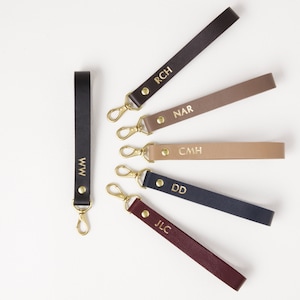 Dragonne en cuir avec monogramme, initiales estampées dans une feuille personnalisée, bandoulière amovible, porte-clés avec monogramme personnalisé