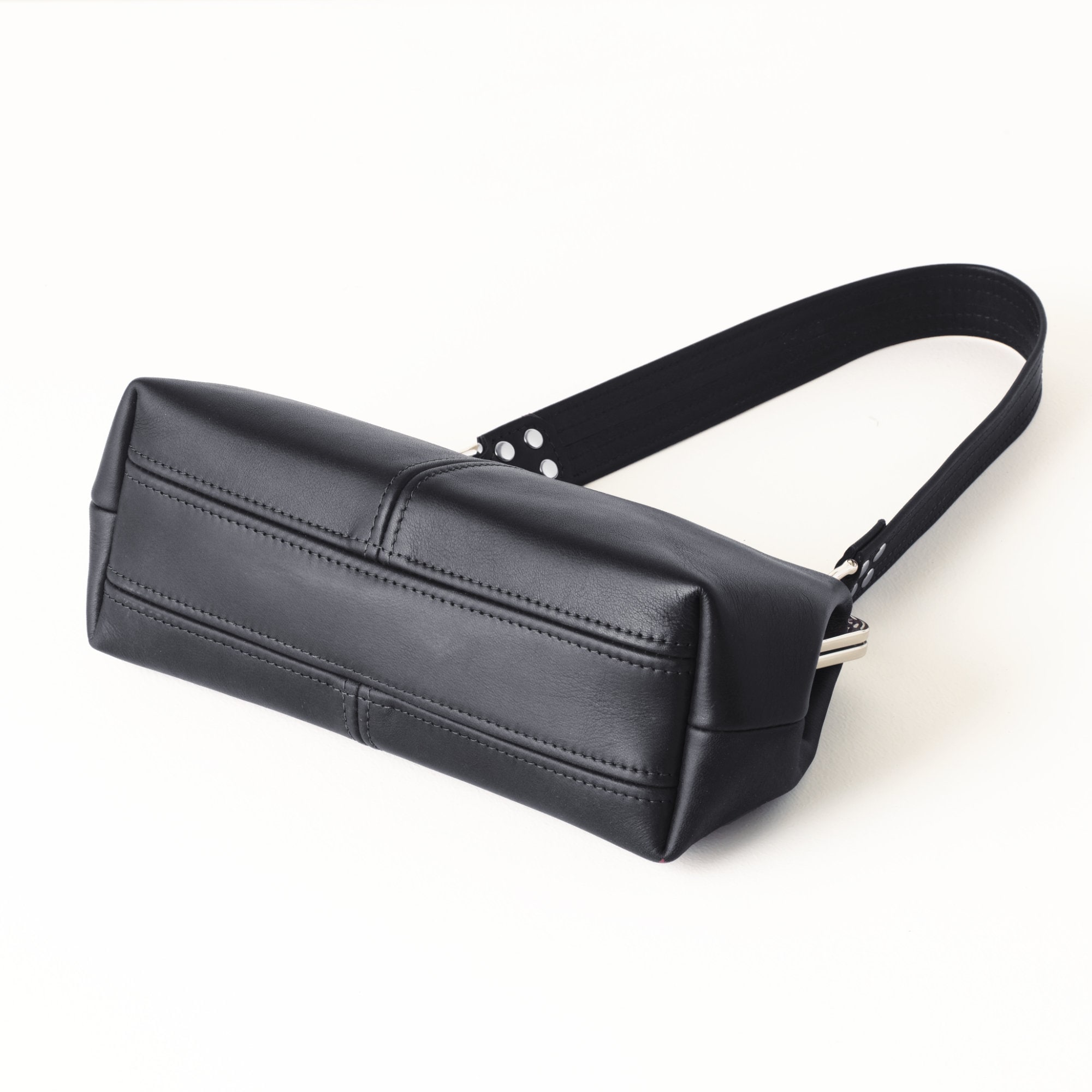 Leather Kiss Lock Shoulder Bag With Tassel Charm, Frame