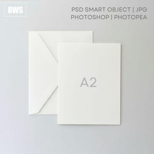 Maqueta de tarjeta de felicitación minimalista, tarjeta A2 con sobre blanco (objeto inteligente PSD)