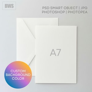 Puede incluir: Maqueta de tarjeta y sobre A7 blancos. La tarjeta tiene el texto "A7" impreso en gris. La imagen también incluye el texto "PSD SMART OBJECT | JPG PHOTOSHOP | PHOTOPAE" y un gráfico circular con el texto "CUSTOM BACKGROUND COLOR".