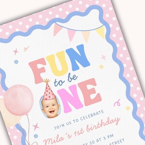 Może przedstawiać: Pastelowe zaproszenie urodzinowe z napisem "FUN to be ONE". Projekt zawiera zdjęcie dziecka, balony i elementy dekoracyjne. Zaproszenie jest na 1. urodziny Mili.