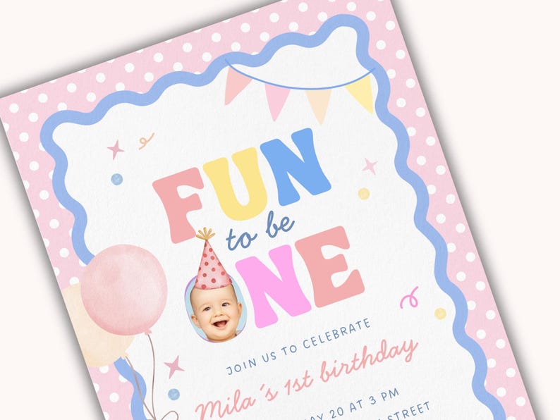 Może przedstawiać: Pastelowe zaproszenie urodzinowe z napisem "FUN to be ONE". Projekt zawiera zdjęcie dziecka, balony i elementy dekoracyjne. Zaproszenie jest na 1. urodziny Mili.
