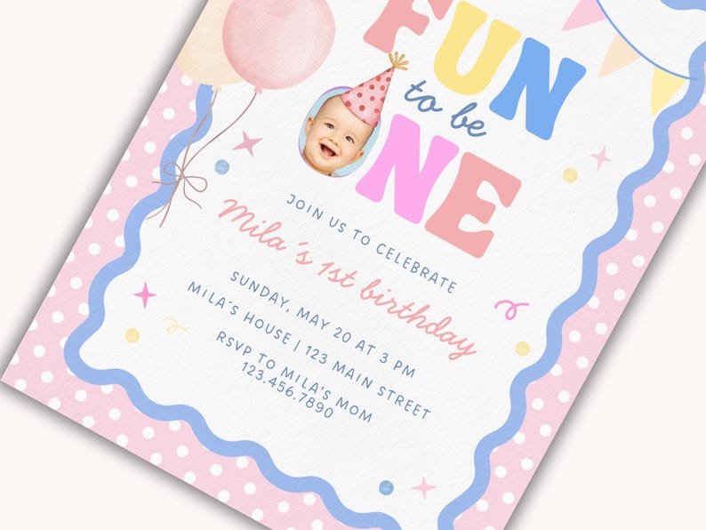 Może przedstawiać: Pastelowe zaproszenie urodzinowe z napisem "FUN to be ONE". Zaproszenie zawiera zdjęcie dziecka w czapeczce urodzinowej, balony i dekoracyjne obramowania. Na zaproszeniu widnieje napis "Mila's 1st birthday."