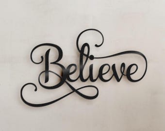 Arte de pared de metal con texto "Believe" - Adorno de pared con cita positiva - Decoración de pared de metal - Decoración moderna para el hogar en metal - Arte de pared de metal - "Believe" personalizado