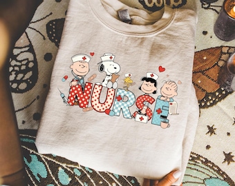 Camiseta de enfermera con dibujos animados, camiseta con gráfico de equipo médico, camiseta retro con doodle de enfermera, ilustración de personal sanitario, sudadera con capucha para trabajador médico