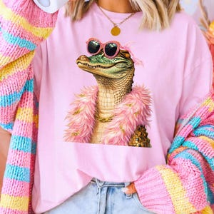 Camiseta Boujee Alligator, Camiseta Divertida Glam con Caimán, Camiseta Coquette con Caimán, Camiseta con Gráfico de Caimán de Plumas Rosas, Sudadera Estética Moderna con Animales imagen 3