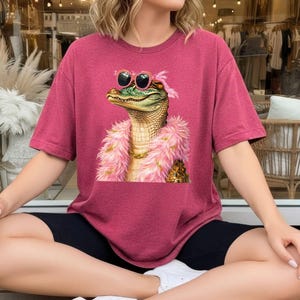 Camiseta Boujee Alligator, Camiseta Divertida Glam con Caimán, Camiseta Coquette con Caimán, Camiseta con Gráfico de Caimán de Plumas Rosas, Sudadera Estética Moderna con Animales imagen 5
