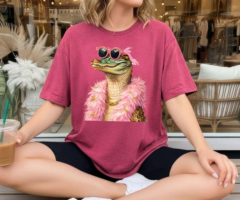 Camiseta Boujee Alligator, Camiseta Divertida Glam con Caimán, Camiseta Coquette con Caimán, Camiseta con Gráfico de Caimán de Plumas Rosas, Sudadera Estética Moderna con Animales imagen 5