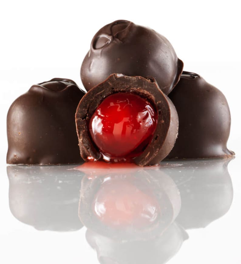 Шоколад с фундуком. Вишня в белой шоколадной глазури. Вишня в темном шоколаде. Вишня в темной шоколадной глазури. Изюм в шоколадной глазури.
