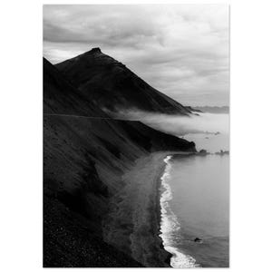 Poster Islanda - Minimalista Ocean Fog Iceland Beach - Arte murale in bianco e nero - Stampa di tendenza per la decorazione della casa