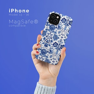 Funda para iPhone con diseño de Toile de Jouy azul: Delft Floral MagSafe Cover