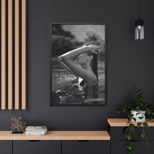 Gerahmtes Wasser Portrait Poster - Frau im Wasser | Schwarz & Weiß Wand Kunst | Elegantes Fotografie Dekor Geschenk
