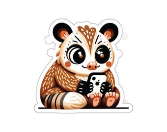 Könnte beinhalten: Ein Aufkleber mit einem Cartoon-Opossum mit großen Augen, das ein Smartphone hält. Das Opossum ist braun und weiß mit schwarzen Akzenten. Der Aufkleber hat einen weißen Rand.