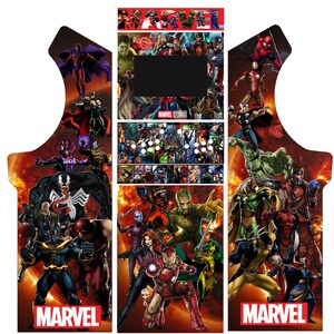 Może przedstawiać: Żywa grafika automatu do gier z licznymi postaciami Marvela. Projekt zawiera centralny obszar panelu sterowania, otoczony obrazami bohaterów i złoczyńców, z logo Marvela na dole. Schemat kolorów zdominowany jest przez czerwienie, pomarańcze i błękity.