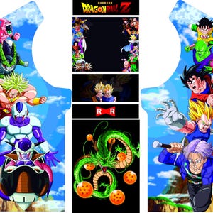 Puede incluir: Un adhesivo colorido para cabina de arcade de Dragon Ball Z con personajes como Goku, Vegeta, Freezer y Piccolo. El adhesivo incluye el logotipo de Dragon Ball Z y las palabras "R" y "R" en rojo.