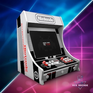 Puede incluir: Una máquina recreativa Nintendo blanca y gris con una pantalla negra que muestra "Press Start to Play". La máquina tiene joysticks y botones rojos, con el logotipo de Nintendo en la parte superior. El lateral presenta el texto "Nintendo Entertainment System".