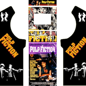 Puede incluir: Arte lateral de la cabina de arcade con el título "Pulp Fiction" en texto amarillo y naranja sobre un fondo negro. El arte también incluye una imagen en blanco y negro de dos hombres con traje sosteniendo pistolas.