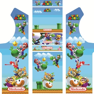 Puede incluir: Un juego de calcomanías para gabinete de arcade Super Mario Bros. con un fondo azul con imágenes de Mario, Luigi, Yoshi y otros personajes del juego. El juego de calcomanías incluye el texto "Super Mario" y "Nintendo".