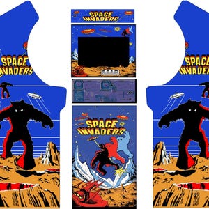 Puede incluir: Un conjunto de calcomanías para la cabina de la máquina de arcade Space Invaders. Las calcomanías presentan un fondo azul con un monstruo alienígena negro, una nave espacial y el texto "Space Invaders".