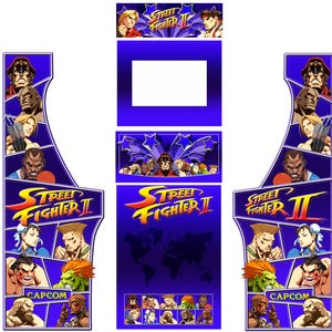 Op de afbeelding: Blauwe arcadekast-afbeelding met personages uit Street Fighter II. Het ontwerp bevat het logo van de game, illustraties van personages en een wereldkaart. Het Capcom-logo is ook zichtbaar.