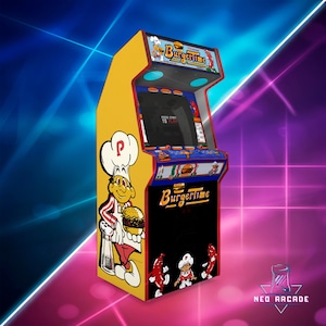 Könnte beinhalten: Ein gelber Spielautomat mit dem "BurgerTime" Logo und Artwork. Der Automat zeigt einen Kochcharakter, der einen Burger hält, und der Titel des Spiels ist prominent dargestellt. Er hat einen Bildschirm und ein Bedienfeld.