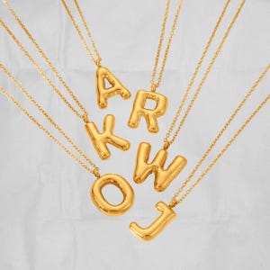Collar personalizado con letra de globo, cadena satélite chapada en oro, colgante con alfabeto de globo de burbujas, bonito regalo para dama de honor, regalo para el Día de la Madre.
