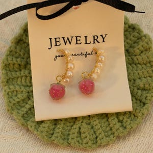 Pendientes de resina de rosa y perla hechos a mano con flores secas/Pendientes de flores/Pendientes de flores secas con rosa y perlas/Regalo de Navidad/Regalo para ella