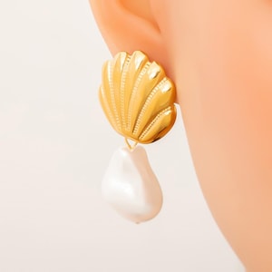 18K Gold Shell Pearl Earrings – Elegant Drop Pendant,Mother’s Day & Graduation Gift for Women,Gold Pearl Minimalist Earrings,Bridesmaid Gift