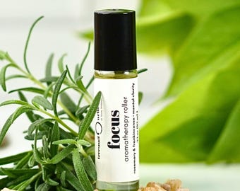 Rouleau d'huiles essentielles Focus | Aromathérapie pour la concentration, le travail et les études | Bergamote Encens Romarin | Rouleau à base de plantes fait main