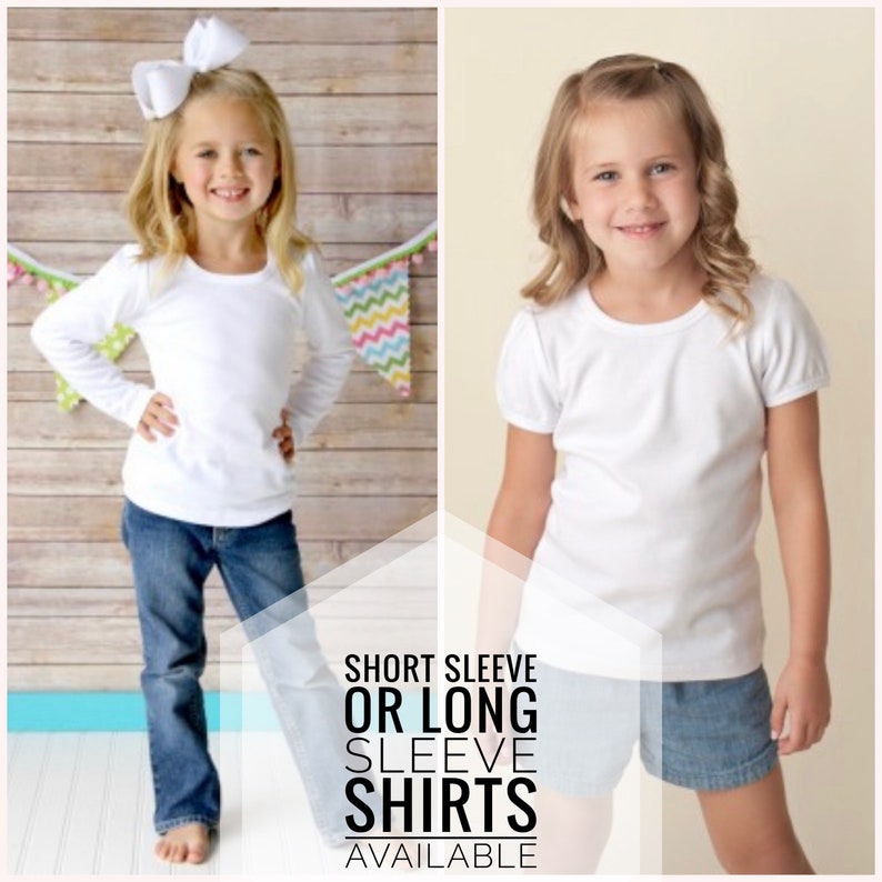 Puede incluir: Dos ni&ntilde;as peque&ntilde;as con camisetas blancas, una de manga larga y otra de manga corta. Ambas ni&ntilde;as llevan pantalones vaqueros azules. El texto "SHORT SLEEVE OR LONG SLEEVE SHIRTS AVAILABLE" se muestra debajo de las ni&ntilde;as.