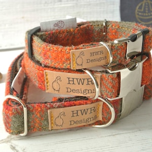 Könnte beinhalten: Drei orangefarbene und grüne Tweed-Hundehalsbänder mit silbernen Schnallen und Leder-Etiketten mit der Aufschrift "HWR Designs".