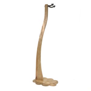 Könnte beinhalten: Ein Gitarrenständer aus Holz mit einem gebogenen Hals und einer blumenförmigen Basis. Der Ständer ist aus hellem Holz mit einer natürlichen Oberfläche.