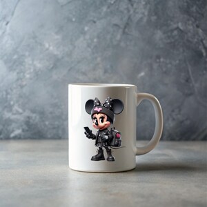 Peut inclure: Tasse en c&eacute;ramique blanche avec un dessin de Minnie Mouse en tenue noire, tenant un t&eacute;l&eacute;phone. Le design comprend un sac &agrave; dos noir avec un c&oelig;ur rose, un chapeau noir avec un n&oelig;ud et des bottes noires. La tasse a une anse blanche.