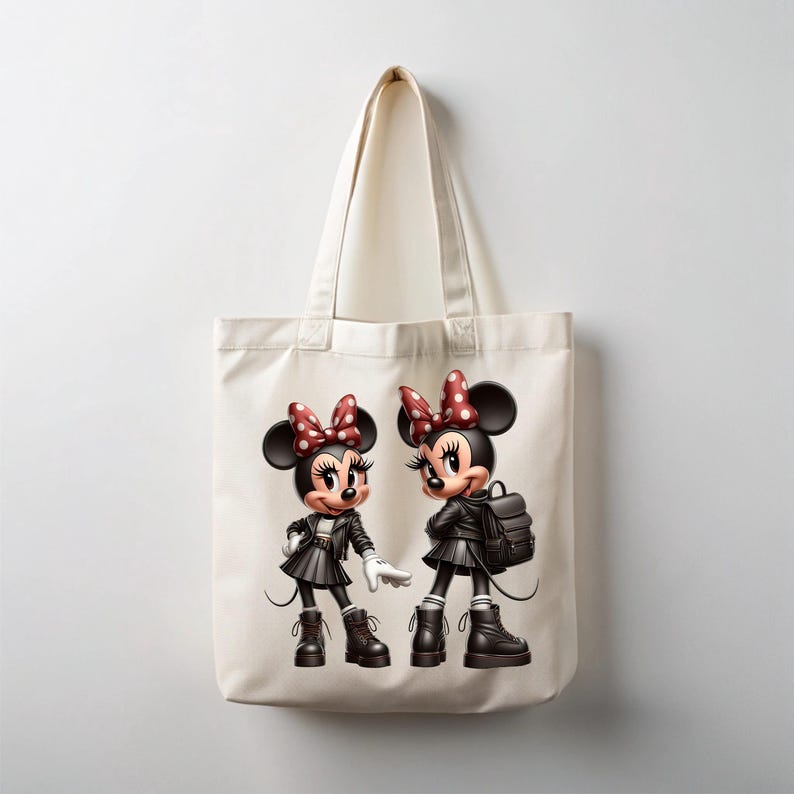 Peut inclure: Sac fourre-tout cr&egrave;me avec un motif de deux souris de dessin anim&eacute; portant des vestes, des jupes et des bottes noires. Chaque souris a un n&oelig;ud rouge &agrave; pois blancs. Une souris porte un sac &agrave; dos. Le sac a un design simple et neutre.