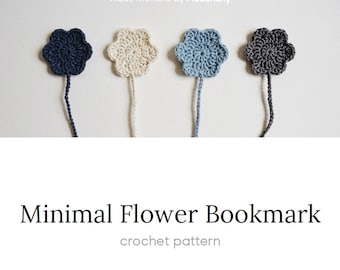Puede incluir: Cuatro marcapáginas de flores de ganchillo en diferentes colores: azul marino, crema, azul claro y gris. El texto "Minimal Flower Bookmark crochet pattern" está debajo de las flores.