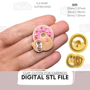 Puede incluir: Un cortador de arcilla para pendientes con un diseño de perezoso y donut. El donut tiene glaseado rosa y chispas. La imagen también muestra el tamaño del cortador: 2,5 cm, 3 cm y 3,5 cm. El texto de la imagen dice "DIGITAL STL FILE".