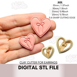 Könnte beinhalten: Rosa herzförmige Ton-Ausstecher für Ohrringe mit Schleifendesign. Größen von 20 mm bis 35 mm. Der Text "CLAY CUTTER FOR EARRINGS" und "DIGITAL STL FILE" sind ebenfalls sichtbar.
