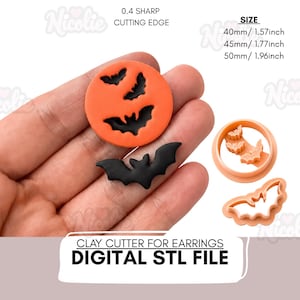Può includere: Tagliapasta circolare arancione con tre ritagli di pipistrello e un tagliapasta a forma di pipistrello. Il testo recita 0.4 SHARP CUTTING EDGE, SIZE 40mm/ 1.57inch, 45mm/ 1.77inch, 50mm/ 1.96inch e CLAY CUTTER FOR EARRINGS DIGITAL STL FILE.