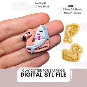 Puede incluir: Un cortador de arcilla de flamenco y tiburón para pendientes. El flamenco es rosa con un pico negro, y el tiburón es azul claro, ambos sosteniendo un cóctel. La imagen también muestra otros dos cortadores de arcilla. El texto dice "CLAY CUTTER FOR EARRINGS DIGITAL STL FILE".
