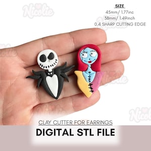 Pode incluir: Dois cortadores de argila para brincos com Jack Skellington e Sally de O Estranho Mundo de Jack. Jack é preto e branco, Sally tem cabelo ruivo e um vestido de retalhos. Os cortadores medem 4,5 cm e 3,8 cm.
