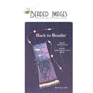 Può includere: Una copertina di libro intitolata "Back to Beadin'" con un design di borsetta e gioielli con perline. La copertina è viola con il testo "Elegant Amulet Purses & Jewelry Using Delica & Seed Beads". Il nome della designer, Barbara E. Elbe, è in basso.